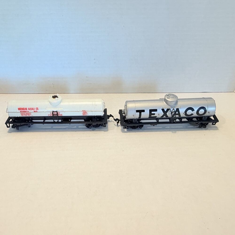Vintage HO SCALE SET OF 9 LOOSE ROLLING STOCK Car, Tankers Etc - Picture 8 of 11